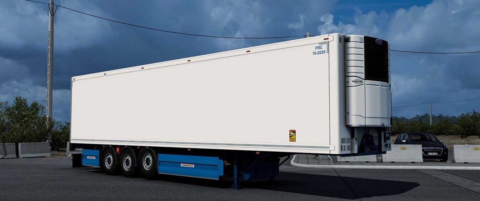Reboque frigorífico Schwarzmüller estacionado em um pátio no ETS2